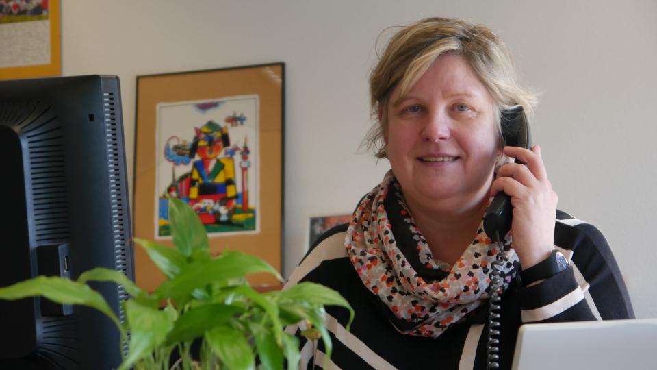 Claudia Middendorf im Büro am Telefon