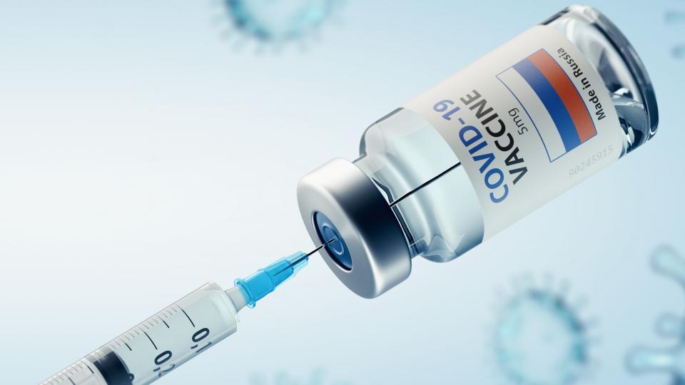 Spritze steckt im Corona-Impfstoff
