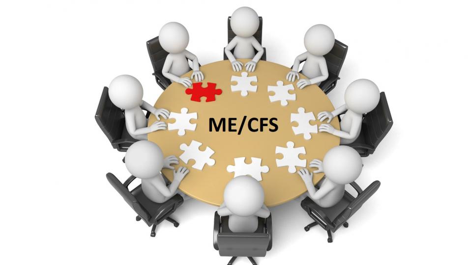 Figuren sitzen um einen Runden Tisch, Puzzleteile vor sich, in der Mitte steht ME/CFS