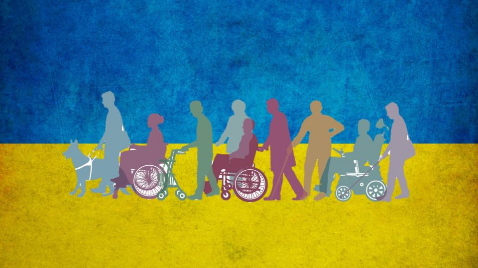 Menschen mit unterschiedlichen Behinderungen auf der ukrainischen Flagge