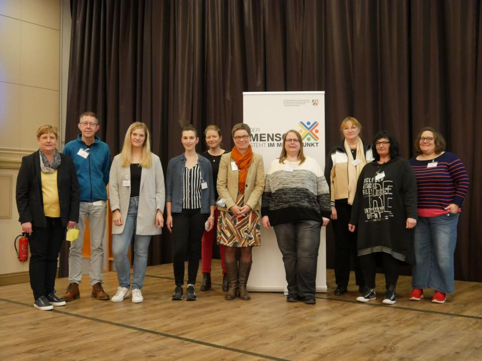 Auf dem Foto sind folgende Personen zu sehen (von links nach rechts): Claudia Middendorf (Landesbeauftragte), Thomas Lück (MAGS NRW), Ronja Runge und Elena Doudis (NetzwerkBüro Frauen und Mädchen mit Behinderung), Kim Sie-kierski (MAGS NRW), Dr. Rosa Schneider (Zentrum für inklusive Bildung und Beratung), Tanja Lohmeier (Vorsitzende der LAG Werkstatträte), Marie-Luise Schulze-Jansen (Caritasverband für das Erzbistum Paderborn), Nicole Burek (Bundes-Netzwerkes für Frauen-Beauftragte in Einrichtungen) und The