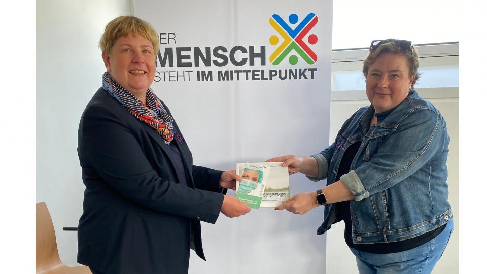 Landesbeauftragte Claudia Middendorf links und 1. Vorsitzende des Mastozytose Selbsthilfe Netzwerk e. V. Nicole Hegmann rechts