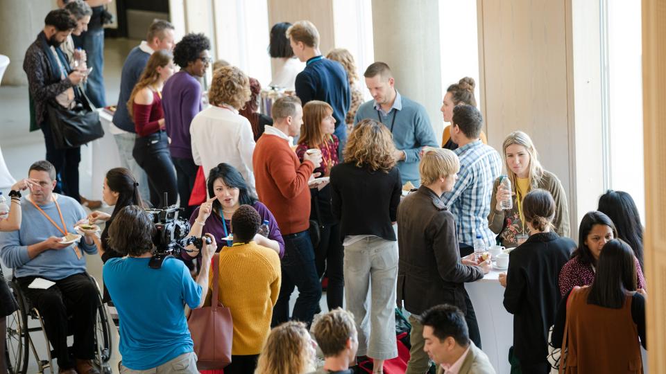 Gruppe von Menschen im Foyer