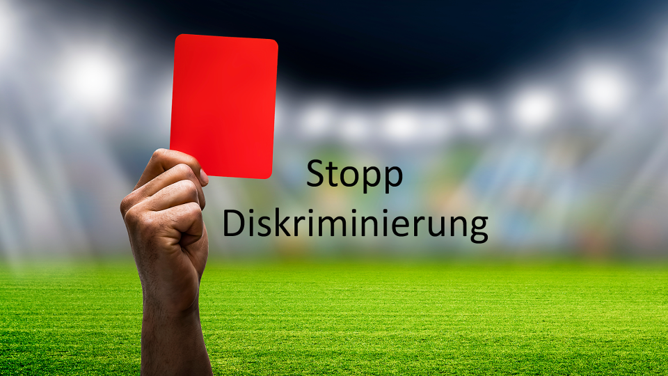 Im Hintergrund sieht man verschwommen die Ränge eines Fußballstadions und deutlich den grünen Rasen. Im Vordergrund sieht man eine männliche Hand, die eine rote Karte hochhält. Daneben steht "Stopp Diskriminierung".