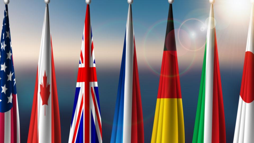 Auf dem Bild sind nebeneinander die herabhängenden Flaggen der G7-Staaten aufgestellt.