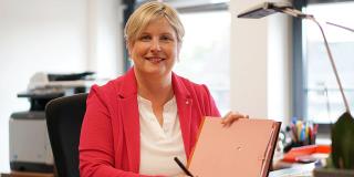 Claudia Middendorf im Büro