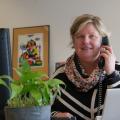 Claudia Middendorf im Büro am Telefon