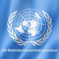 Flagge der Verienten Nationen, darunter steht UN-Behindertenrechtskonvention