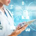 Ärztin mit einem Tablet in der Hand, über dem Tablet verschiedene Symbole aus dem Krankenhausbereich