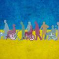 Menschen mit unterschiedlichen Behinderungen auf der ukrainischen Flagge