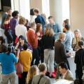 Gruppe von Menschen im Foyer