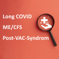 Am rechten Bildrand liegt eine schwarze Lupe auf rotem Hintergrund. Darin sieht man in der Farbe weiß ein medizinisches Kreuz, darunter eine Hand. Links neben der Lupe stehen die Begriffe Long Covid, ME/CFS und Post-Vac-Syndrom untereinander.