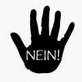 Schwarzer Handabdruck auf weißem Hintergrund. Auf der Hand steht "NEIN".